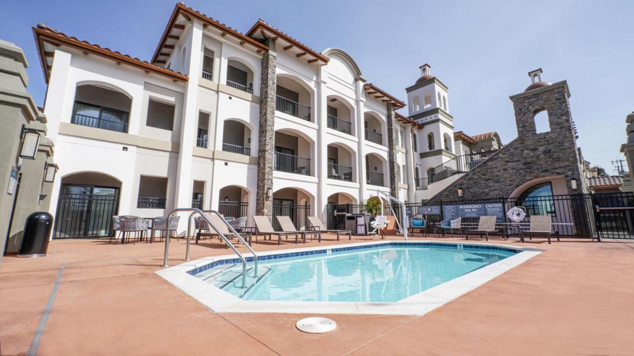La Quinta & By Wyndham Hotel